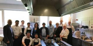 Eine Lehrküche der Technischen Schule Auf dem Foto v.l.n.r.: Peter Krietemeyer, fünfte von links Vanessa Kühne, daneben Rainer Blasius sowie die Vertretung der gastgebenden Schule Chris Hannibal und Maria Schiemann und Auszubildende