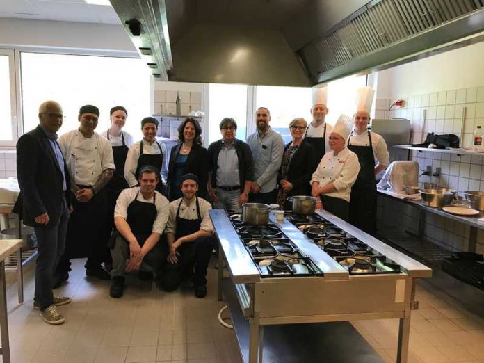 Eine Lehrküche der Technischen Schule Auf dem Foto v.l.n.r.: Peter Krietemeyer, fünfte von links Vanessa Kühne, daneben Rainer Blasius sowie die Vertretung der gastgebenden Schule Chris Hannibal und Maria Schiemann und Auszubildende