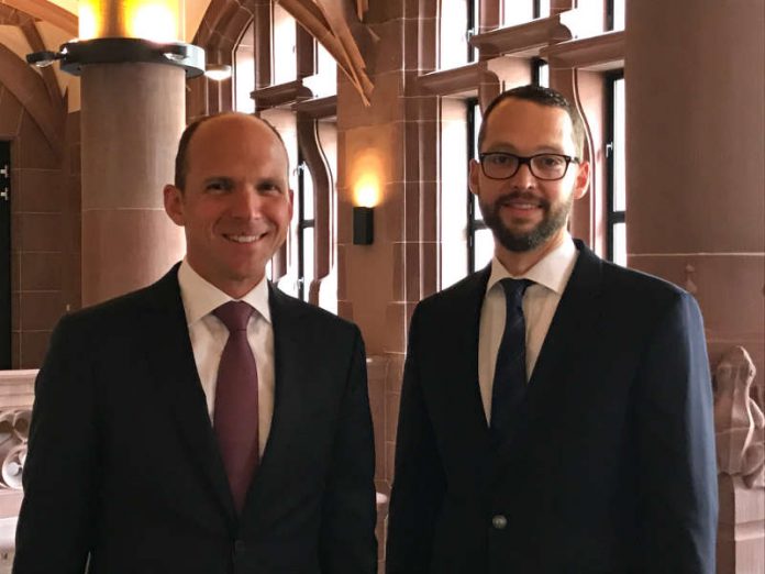 Stadtrat Jan Schneider mit dem Leiter des neuen Amtes für Bau und Immobilien, Michael Simon (Foto: Stadt Frankfurt)