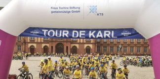 Tour de Karl: 500 Schüler beim Start im Ehrenhof (Quelle: Stadt Mannheim, Foto: Markus Proßwitz)