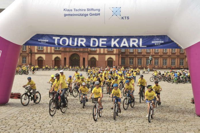 Tour de Karl: 500 Schüler beim Start im Ehrenhof (Quelle: Stadt Mannheim, Foto: Markus Proßwitz)