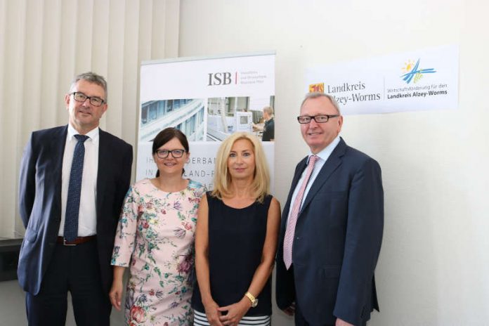 Über die Steigerung der Förderergebnisse der Investitions- und Strukturbank Rheinland-Pfalz im Landkreis Alzey-Worms freuen sich v.r. Landrat Ernst Walter Görisch, Silvia Lampe-Bohn (Kreisverwaltung), Kerstin Bauer (Wirtschaftsförderungs-GmbH) und der Sprecher des Vorstandes, Ulrich Dexheimer. (Foto: Simone Stier)