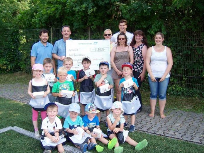 Hinten v.l.n.r.: Matthias Dewald, Leiter Integrative Gemeindekindertagesstätte Bobenheim-Roxheim, Harald Stark, Geschäftsführer der Bernd-Jung-Stiftung, Susanne Peitzmann von der Evonik Stiftung, Julian Geib und Karin Ruppert, beide Ballschule-Übungsleiter, Petra Schalk, Kindertagesstätte der Versöhnungskirche Frankenthal, Kim Kramer Ballschule-Übungsleiterin, im Vordergrund: Kinder der Ball- und Bewegungsschule der Bernd-Jung Stiftung (Foto: Bernd-Jung-Stiftung)