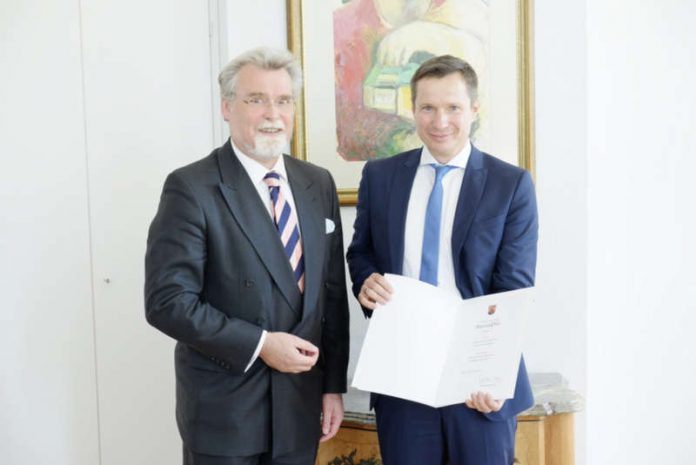 Justizminister Herbert Mertin und Markus Gietzen. (Foto: Landgericht Kaiserslautern)