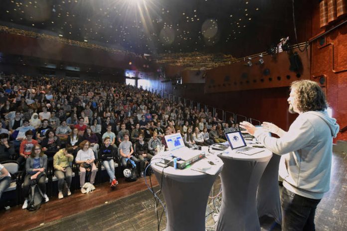 Erwin Markowsky von 8com führt den Schülerinnen und Schülern live vor, welche Gefahren im Netz lauern und wie sich schützen können. (Foto: Sparda-Bank/Klaus Venus)