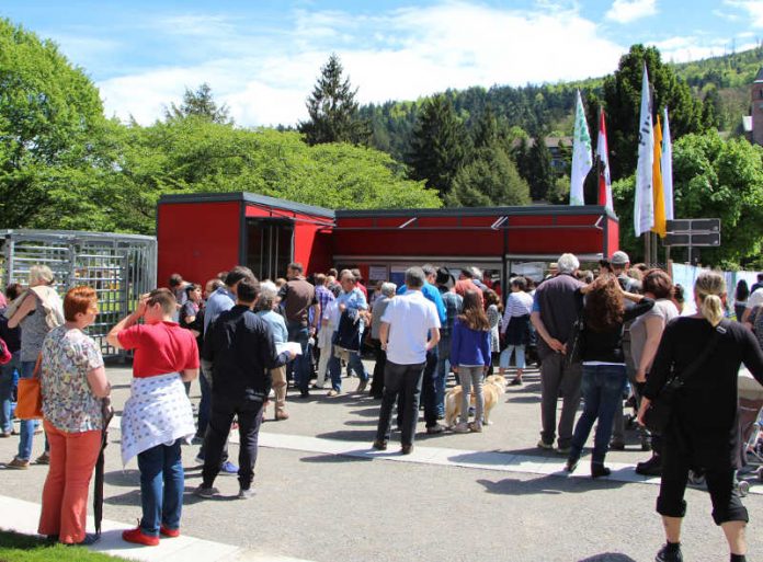 Um Wartezeiten an den Kassen zu vermeiden, sollten sich Besucher vor dem Kauf einer Tageskarte über Vergünstigungen informieren. (Foto: Gartenschau Bad Herrenalb 2017)