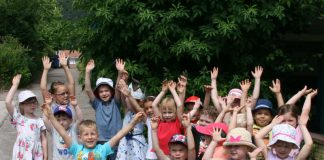 Die Kids mit einem Traktor und einem Kettcar (Foto: Förderverein KiTa Esthal)