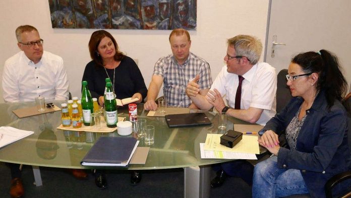 Landrat Christian Engelhardt (2.v.r.) im Gespräch mit Axel Zipser, Carola Unrath, Peter Born und Beate Dechnig (v.l.n.r.) vom Kreiselternbeirat Bergstraße (Foto: Kreis Bergstraße)