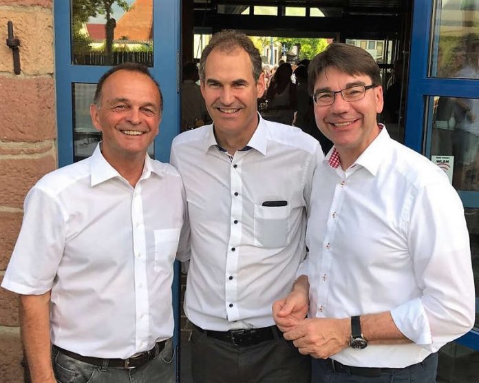 Landaus Oberbürgermeister Thomas Hirsch (r.) und Dr. Fitz Brechtel, Landrat des Landkreises Germersheim (l.) gratulieren Dietmar Seefeldt zu dessen Wahl zum Landrat des Landkreises Südliche Weinstraße. (Foto: Stadt Landau in der Pfalz)