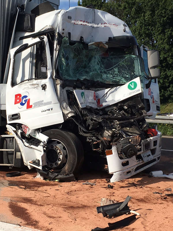 Insgesamt waren 3 LKW beteiligt (Foto: Feuerwehr Wiesbaden)