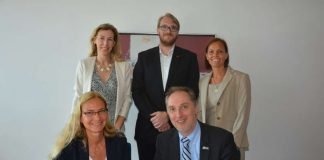 Unterzeichnung des Kooperationsvertrags zwischen der Frankfurt UAS und der Deutschen Lufthansa AG am 12. Juni 2017 (vorne): Ingrid Gerhards, Leiterin Ausbildungsmanagement, Deutsche Lufthansa AG, Prof. Dr. Swen Schneider, Dekan des Fachbereichs Wirtschaft und Recht der Frankfurt UAS; (hinten, v.l.n.r.) Prof. Dr. Kirstin Zimmer, Studiengangsleiterin Luftverkehrsmanagement, Frankfurt UAS, Malte Happel, Ausbildungsmanagement, Deutsche Lufthansa AG, Sandra Reinstorf, Referentin Luftverkehrsmanagement, Frankfurt UAS. (Foto: Frankfurt UAS/Benedikt Bieber)