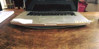 Zu erkennen ist die Gehäusebeschädigung des MacBook Pro (Foto: privat)