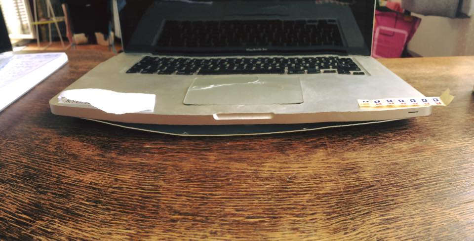 Zu erkennen ist die Gehäusebeschädigung des MacBook Pro (Foto: privat)