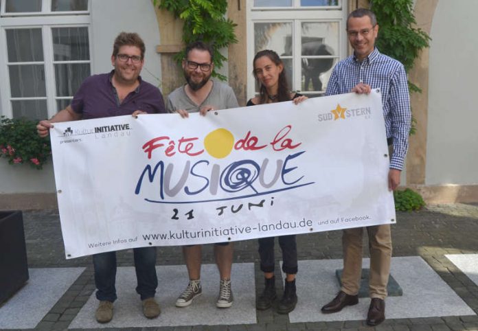 Freuen sich auf die 5. Landauer „Fête de la musique“: Armin Schowalter vom Veranstalter, der Kulturinitiative Landau, Michael Fromm, Lehrer an der Pestalozzi-Schule, Elisa Wiesensee, die im Zuge der „Fête de la musique“ einen „Musik trifft Theater“-Workshop im Schillerpark mit anbietet, und der Schirmherr, Bürgermeister und Kulturdezernent Dr. Maximilian Ingenthron (v.l.n.r.). (Foto: Stadt Landau in der Pfalz)