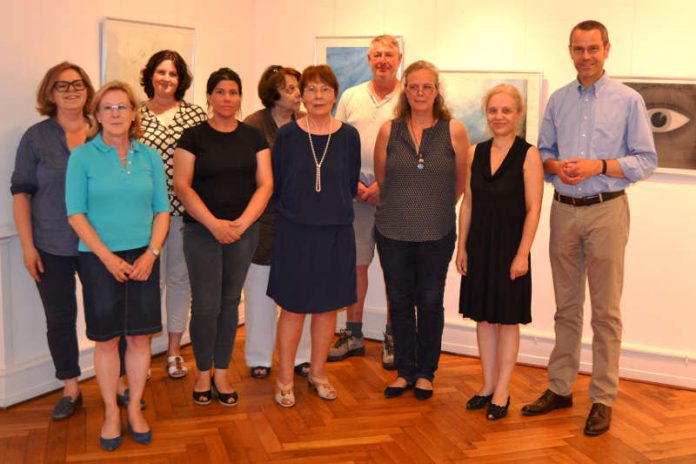 Die Mitglieder des Kunstvereins Villa Streccius haben gewählt! Bürgermeister und Kulturdezernent Dr. Maximilian Ingenthron (r.) nahm als Wahlleiter an der gut besuchten Mitgliederversammlung teil und gratulierte den neu gewählten Mitgliedern des Vorstands und des Kuratoriums. (Foto: Stadt Landau in der Pfalz)