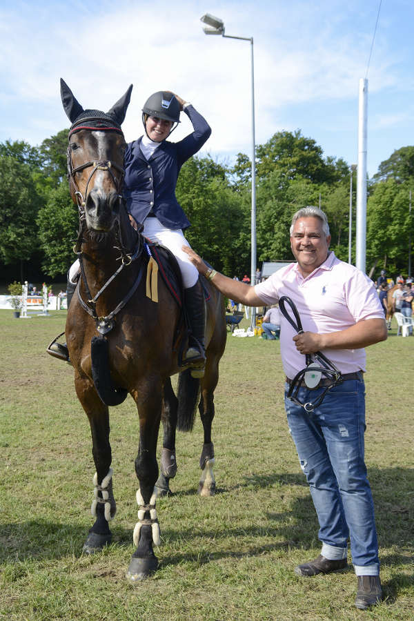 Sieger Großer Preis 2017: Lisa Maria Räuber mit Sponsor Hans-Jürgen Deuerer (Foto: Reit- und Fahrverein Forst 1932 e.V.)