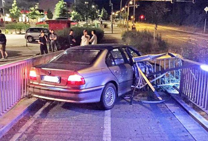 Der Fahrer hatte großes Glück. Das Geländer durchbohrte teilweise seinen PKW