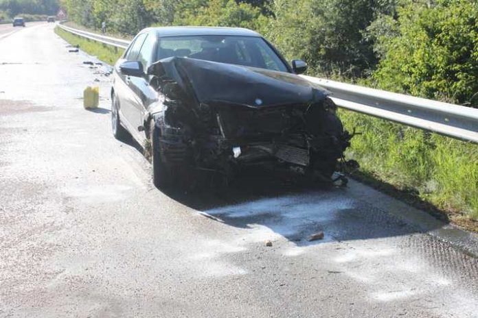 Nach Unfall beschädigter PKW