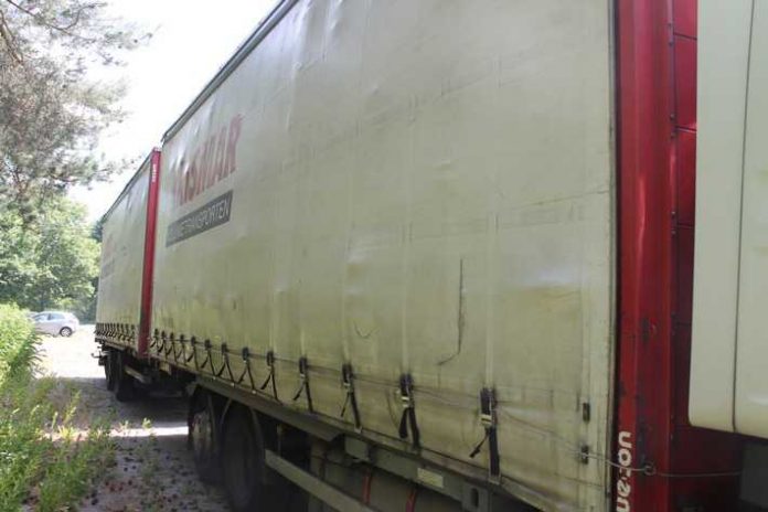 Ladung zu breit und nicht gesichert beanstandeter Lastzug Ladung zu breit und nicht gesichert beanstandeter Lastzug