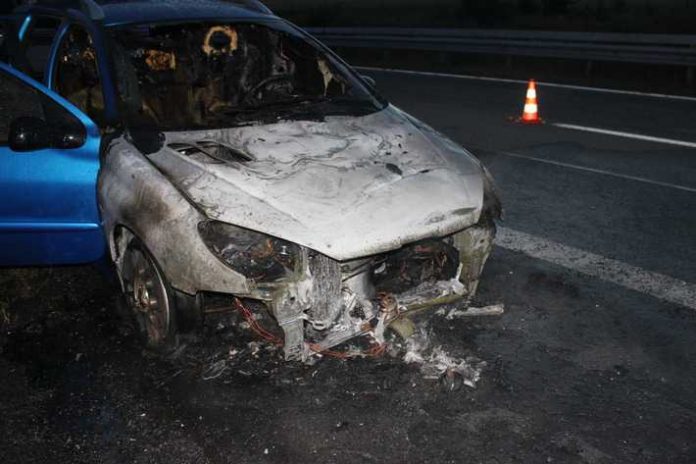 Ausgebranntes Fahrzeug Ausgebranntes Fahrzeug
