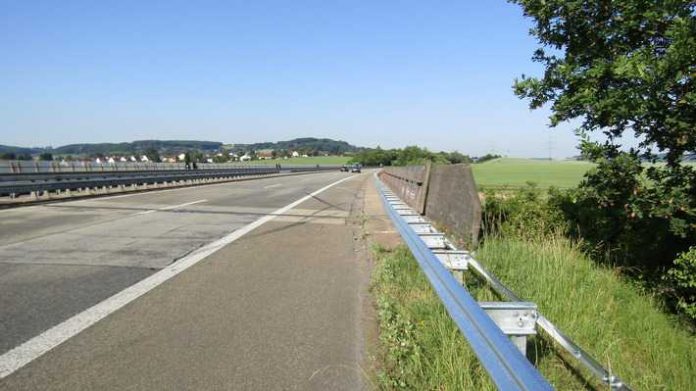 Brückenbauwerk vor der AS Winnweiler in Fahrtrichtung Kaiserslautern mit gläserner Schallschutzwand