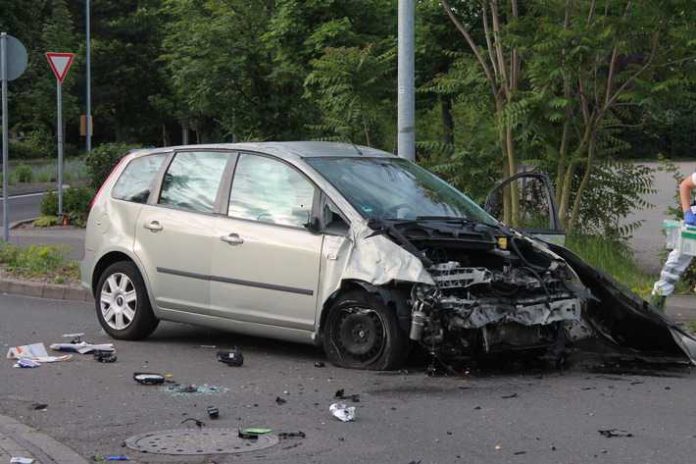 Auto mit Totalschaden Auto mit Totalschaden