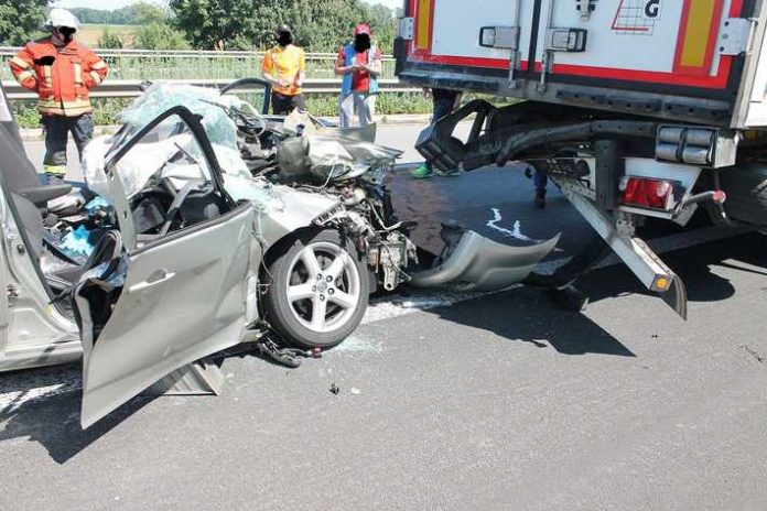 Das Bild zeigt das verunfallte und stark beschädigte Fahrzeug des 81-jährigen Unfallverursachers, nachdem es von der Feuerwehr aus dem Lkw gezogen wurde.