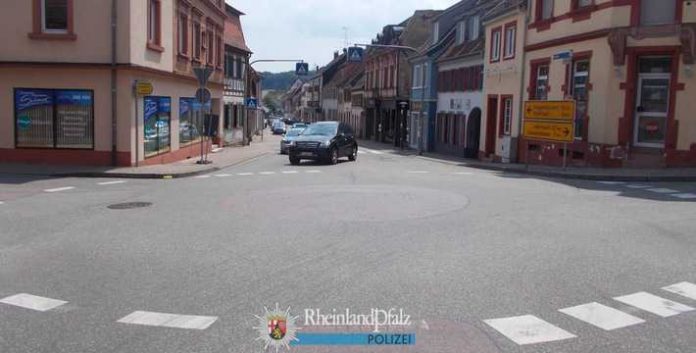 In diesem Verkehrskreisel kamen sich der Lkw und der Radfahrer in die Quere. Das Foto ist aus der Blickrichtung des Lkw-Fahrers aufgenommen. Der Radler kam von rechts.