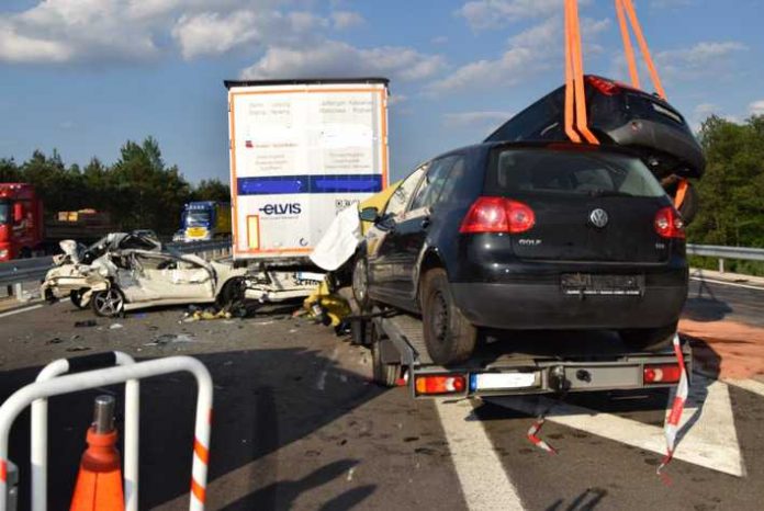 Weil ein Fahrer eines Klein-LKW das Stau-Ende übersah, ereignete sich der folgenschwere Unfall