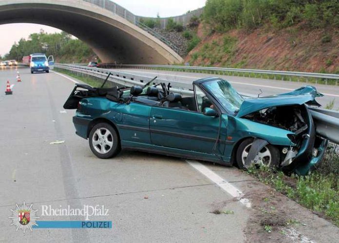 Der Peugeot krachte gegen die Mittelschutzplanken und wurde mit der Front darunter eingeklemmt. Der Peugeot krachte gegen die Mittelschutzplanken und wurde mit der Front darunter eingeklemmt.