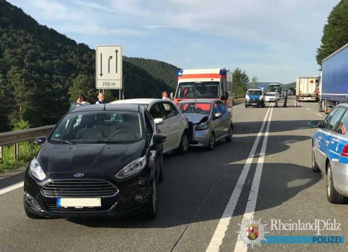 Der Ford bremste und die beiden nachfolgenden Wagen krachten hintereinander auf das Heck des Vordermannes Der Ford bremste und die beiden nachfolgenden Wagen krachten hintereinander auf das Heck des Vordermannes