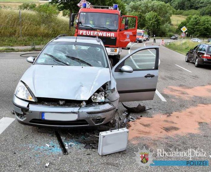 Der Ford Focus prallte dem Unfallverursacher in die Seite und wurde dabei im Frontbereich erheblich beschädigt.