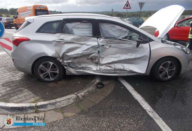 Der Hyundai des Unfallverursachers wurde von dem Transporter beim Abbiegen 
