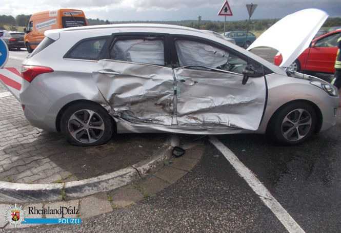 Der Hyundai des Unfallverursachers wurde von dem Transporter beim Abbiegen Der Hyundai des Unfallverursachers wurde von dem Transporter beim Abbiegen