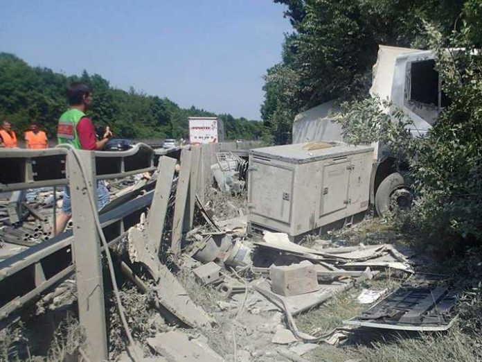 Ein geplatzter Reifen war die Ursache für diesen LKW-Unfall auf der A61