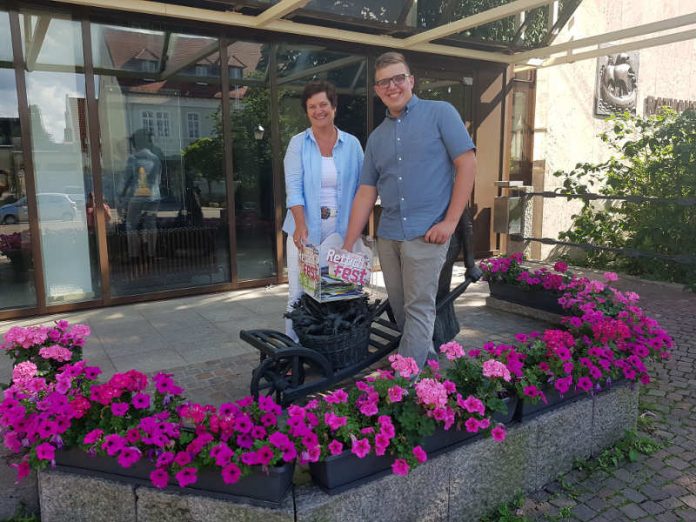 Bürgermeisterin Ilona Volk und Rettichkönig Lukas I. bei der Ziehung der Gewinner (Foto: Stadtverwaltung Schifferstadt)