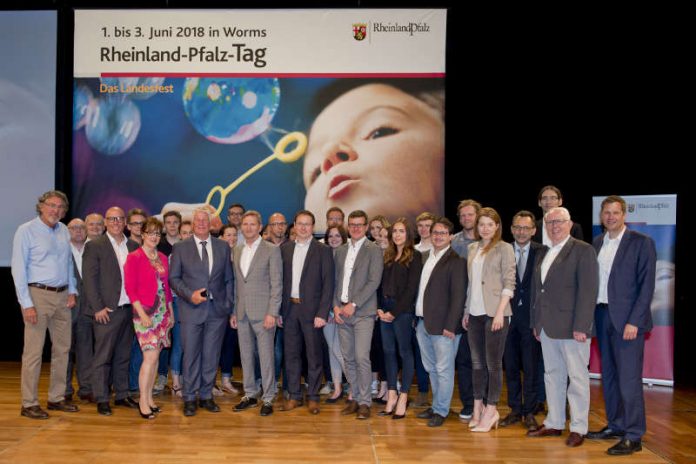 Organisationsteam des Rheinland-Pfalz-Tags 2018 mit Oberbürgermeister Michael Kissel und Steffen Bungert, Staatskanzlei, (beide 4. und 5. v.l.n.r. ) im Rahmen der Pressekonferenz am 2. Juni 2017 im WORMSER. (Foto: Markus Hildebrand)