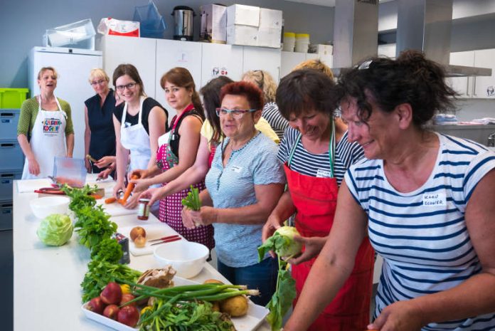 Stephanie Fromme (l.) und Heike Knapp (2.v.l., Hauptgeschäftsführerin BARMER Ludwigshafen) mit Lehrerinnen sowie Erzieherinnen aus Ludwigshafen und Umgebung, die sich von der Initiative Ich kann kochen! zu Genussbotschafterinnen an der Georgens-Schule fortbilden lassen. (Foto: Georgens-Schule/S. Ritter)