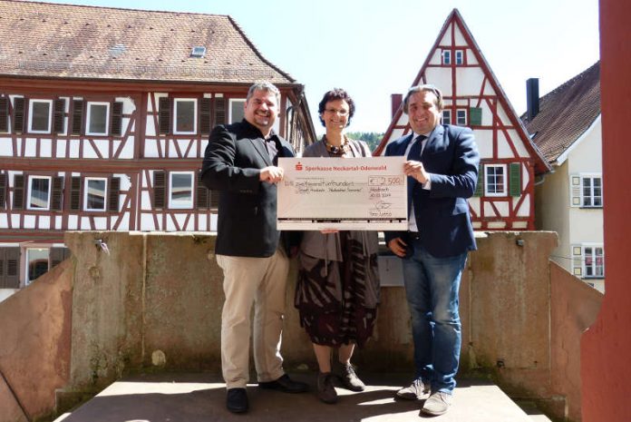 Scheckübergabe an Kulturamtsleiterin Christine Funk (Foto: Stadt Mosbach)