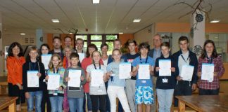 Die neuen Schulwegbegleiter im Alfred-Grosser-Schulzentrum mit Landrätin Theresia Riedmaier (links) und Schulleiter Ludwin Michels (4.v.r.) (Foto: Kreisverwaltung Südliche Weinstraße)