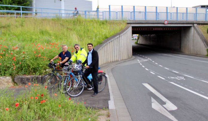 v.l.: Matthias Gehrmann (ADFC) und die beiden Stadträte Andreas Born und Adil Oyan. (Foto: Stadt Bensheim)