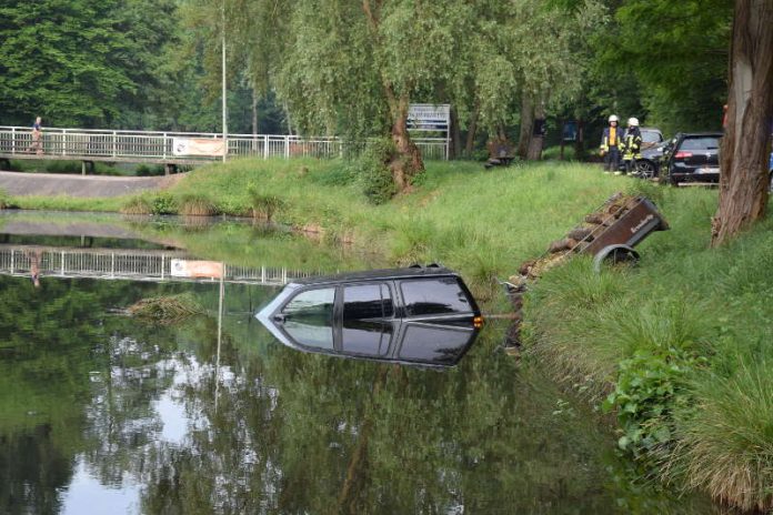 In See gerollter Pkw (Foto: Polizei RLP)