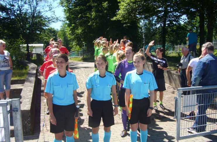 Schiedsrichterinnen beim jüngsten bfv-Verbandspokalfinale (Foto: Hannes Blank)