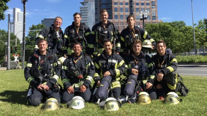 Die Teilnehmer des Sky-Run 2017 (Foto: Feuerwehr Wiesbaden)