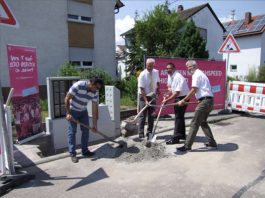 Projektleiter Hasan Sen und Bürgermeister Peter Christ mit Regio-Manager Jürgen Wolf und Bauleiter Joachim Herber von der Telekom (Foto: Gemeindeverwaltung Böhl-Iggelheim)