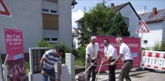 Projektleiter Hasan Sen und Bürgermeister Peter Christ mit Regio-Manager Jürgen Wolf und Bauleiter Joachim Herber von der Telekom (Foto: Gemeindeverwaltung Böhl-Iggelheim)