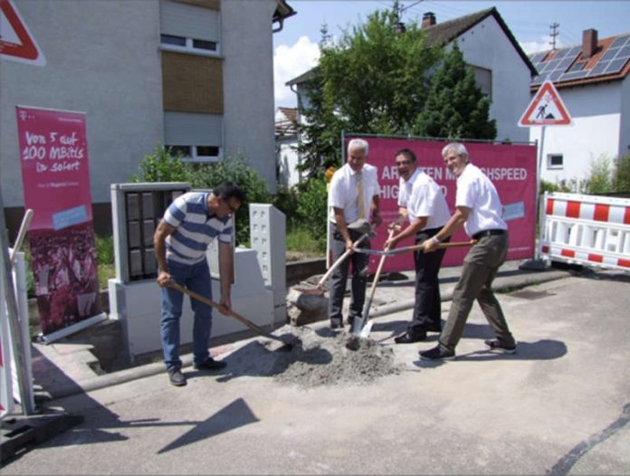 Projektleiter Hasan Sen und Bürgermeister Peter Christ mit Regio-Manager Jürgen Wolf und Bauleiter Joachim Herber von der Telekom (Foto: Gemeindeverwaltung Böhl-Iggelheim)