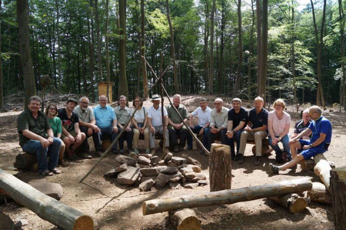 Gemeinschaftsarbeit: In gemeinsamer Anstrengung ist es gelungen, den Trekkingplatz zu realisieren. Bei der Einweihung waren unter anderem Vertreter aus Politik, Tourismus und Forst dabei. (Foto: Kreisverwaltung Bad Dürkheim)