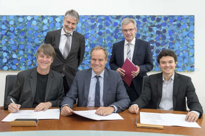 Bekenntnis zu Heidelberg: Theaterintendant Holger Schultze und Generalmusikdirektor Elias Grandy haben ihre Verträge verlängert. Bei der Vertragsunterzeichnung (v.l.): Intendant Holger Schultze, Kulturbürgermeister Dr. Joachim Gerner, Oberbürgermeister Prof. Dr. Eckart Würzner, Roland Haag, Leiter des Personal- und Organisationsamtes der Stadt Heidelberg, und Generalmusikdirektor Elias Grandy (Foto: Philipp Rothe) Bekenntnis zu Heidelberg: Theaterintendant Holger Schultze und Generalmusikdirektor Elias Grandy haben ihre Verträge verlängert. Bei der Vertragsunterzeichnung (v.l.): Intendant Holger Schultze, Kulturbürgermeister Dr. Joachim Gerner, Oberbürgermeister Prof. Dr. Eckart Würzner, Roland Haag, Leiter des Personal- und Organisationsamtes der Stadt Heidelberg, und Generalmusikdirektor Elias Grandy (Foto: Philipp Rothe)