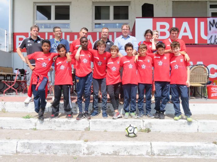 Die neun Jugendfußballer und die drei Betreuer gemeinsam mit dem Ersten Beigeordneten Tobias Meyer, der Partnerschaftsbeauftragten Judith Fuhrmann, dem 2. Vorsitzenden des 1. FC 08 Haßloch Michael Faust und dem Jugendkoordinator Ingo Reich (ebenfalls vom 1. FC 08 Haßloch) (Foto: Gemeindeverwaltung Haßloch)